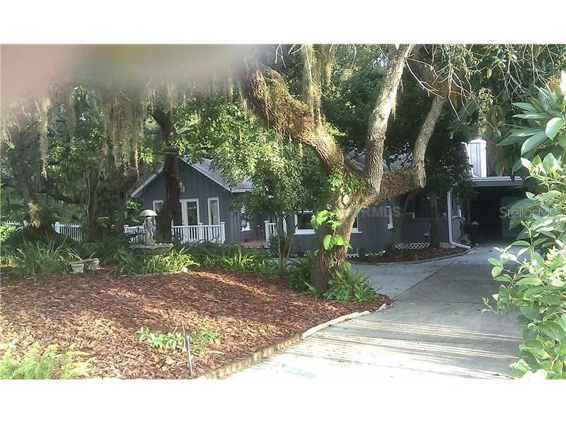 1204 E Oakwood St., Tarpon Springs, FL 34689