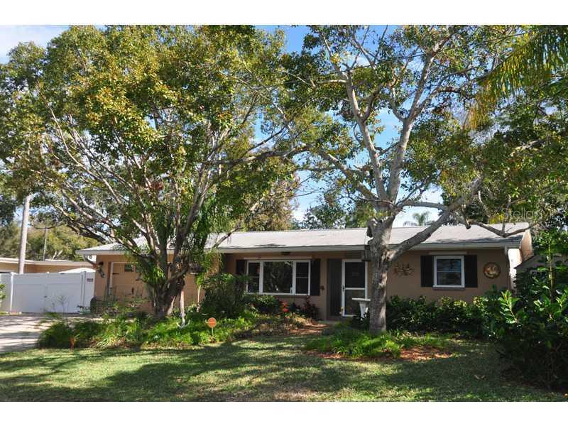 697 Crescent Dr., Largo, FL 33770