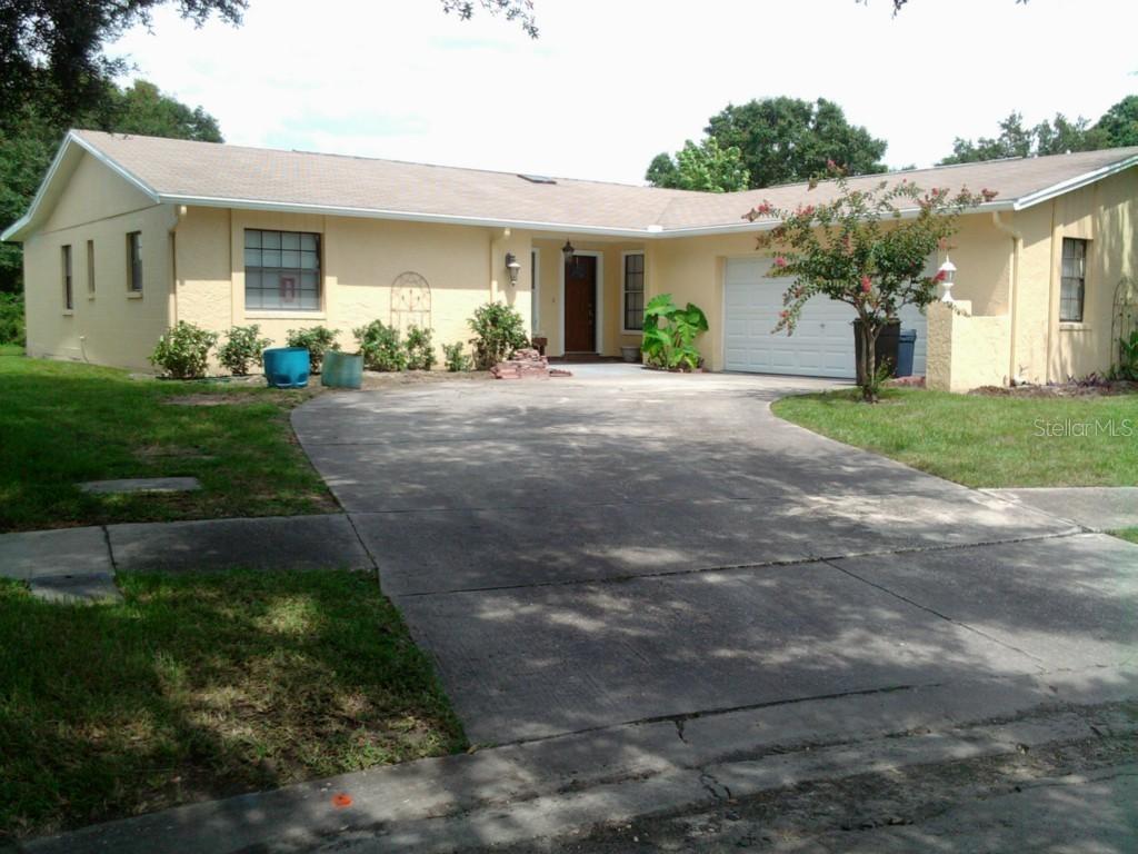 1352 Edgewater Ct., Lutz, FL 33559