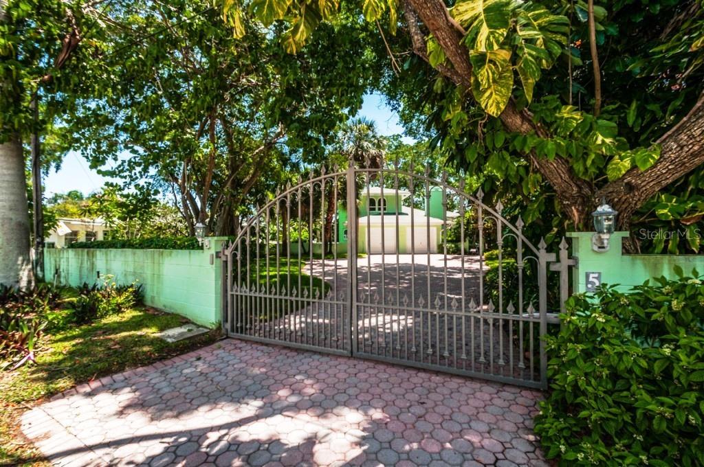 5 Sea Ln., St Petersburg, FL 33705