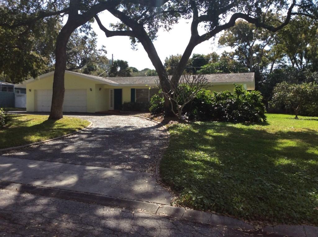 807 Royal Dr., Largo, FL 33770