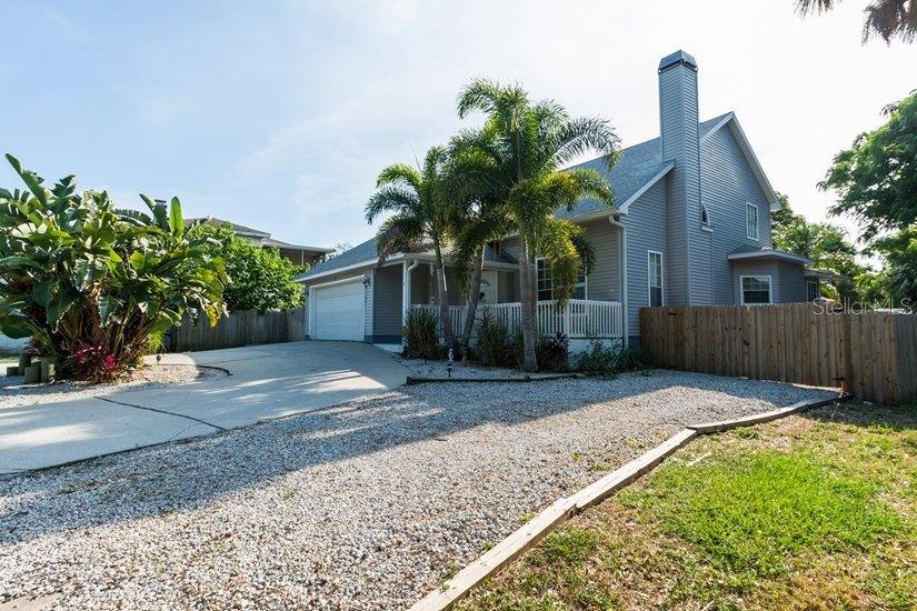 703 Riverside Dr., Tarpon Springs, FL 34689