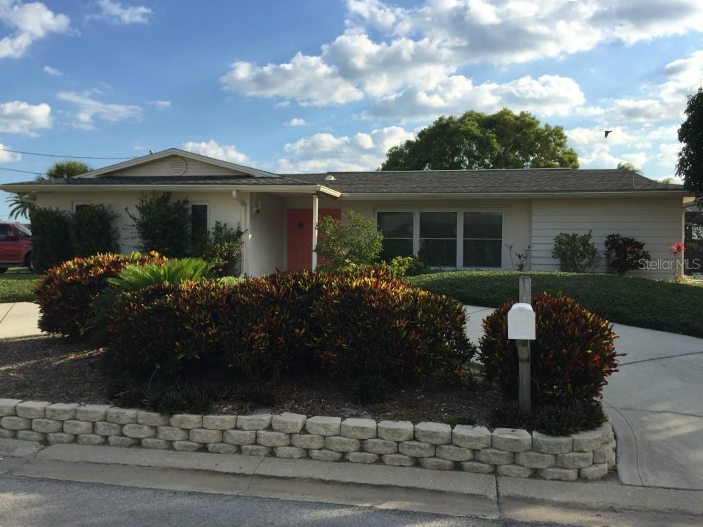 910 Oakwood Dr., Largo, FL 33770