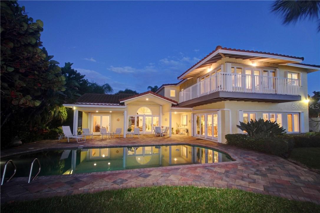 208 Driftwood Ln., Largo, FL 33770