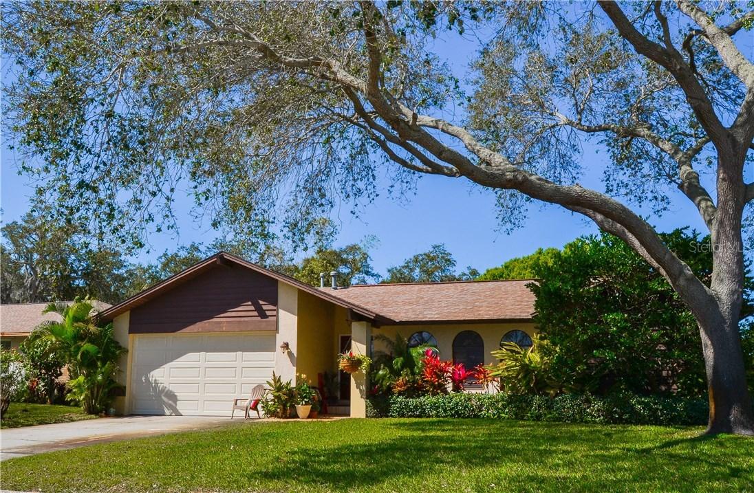 5894 Oakhurst Dr., Seminole, FL 33772