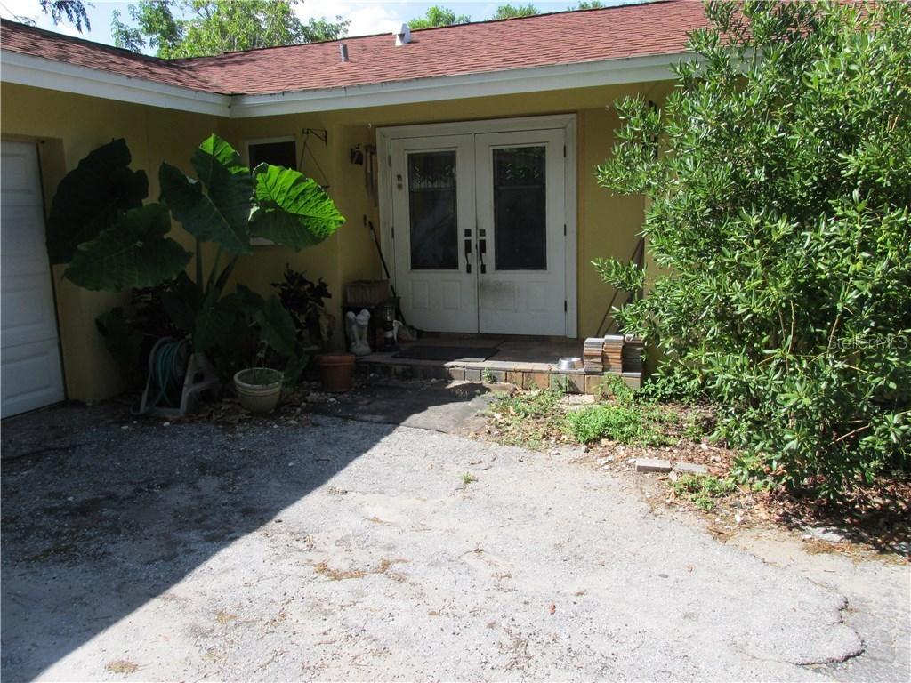 853 Seacrest Dr., Largo, FL 33771