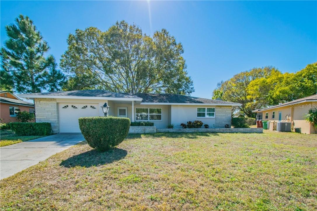 2573 Redwood Cir., Clearwater, FL 33763