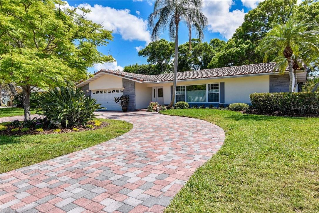 809 Royal Dr., Largo, FL 33770