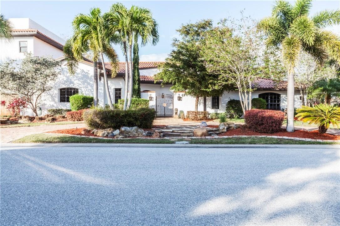 1075 Bogey Ln., Longboat Key, FL 34228