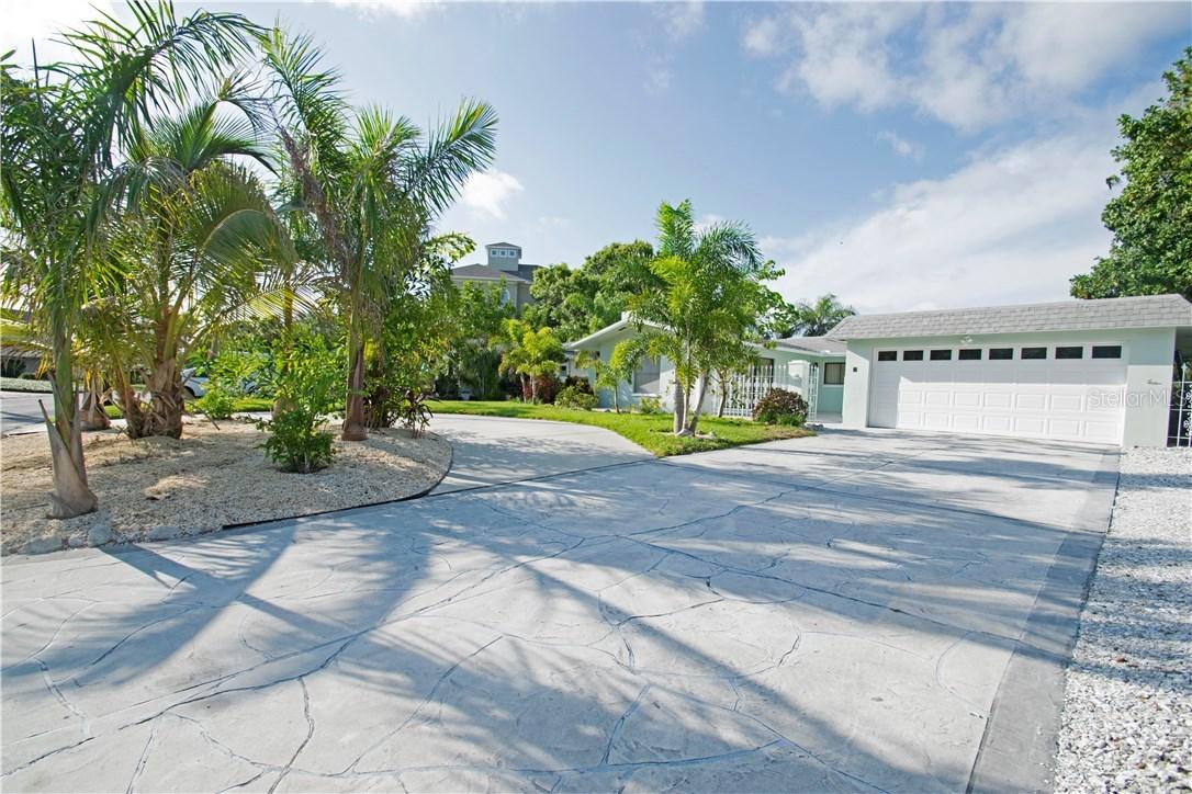 102 Carlyle Cir., Palm Harbor, FL 34683