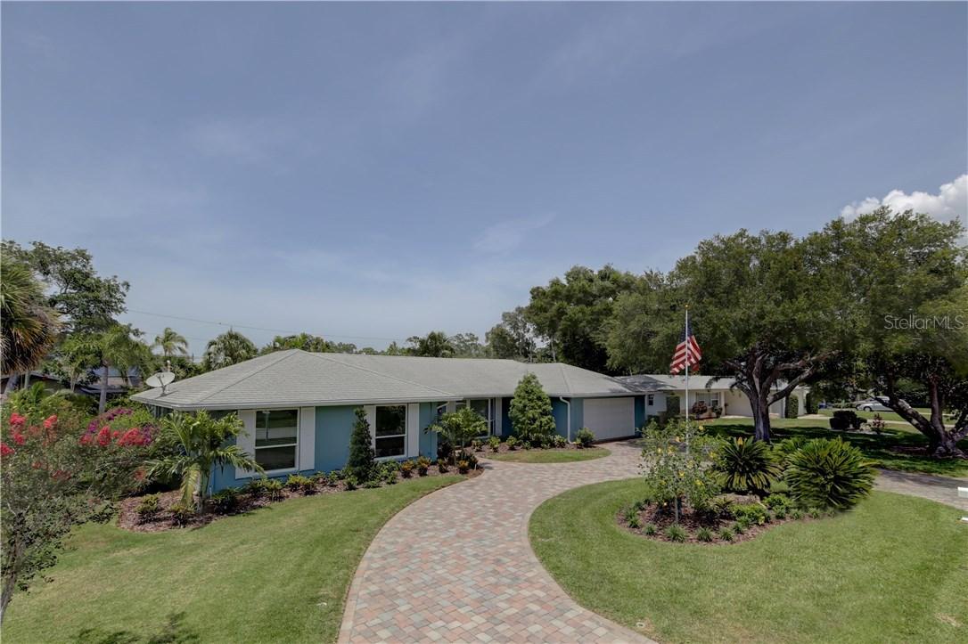 812 Alamanda Dr., Largo, FL 33770