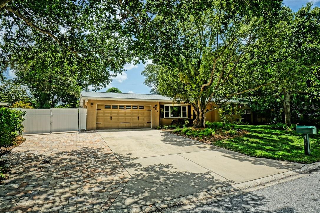 697 Crescent Dr., Largo, FL 33770