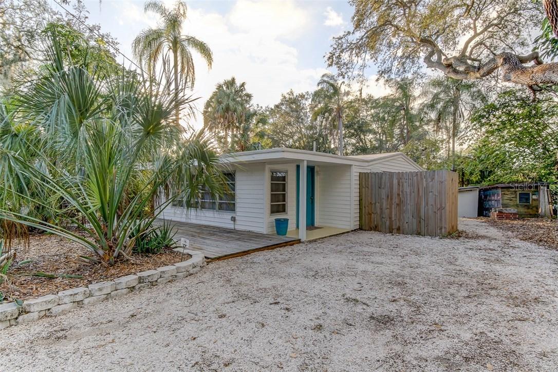 945 Brookwood Dr., St Petersburg, FL 33707