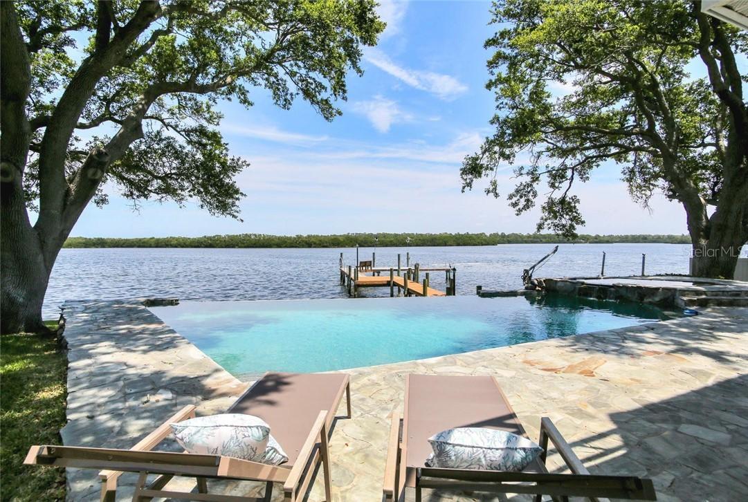 127 Carlyle Cir., Palm Harbor, FL 34683