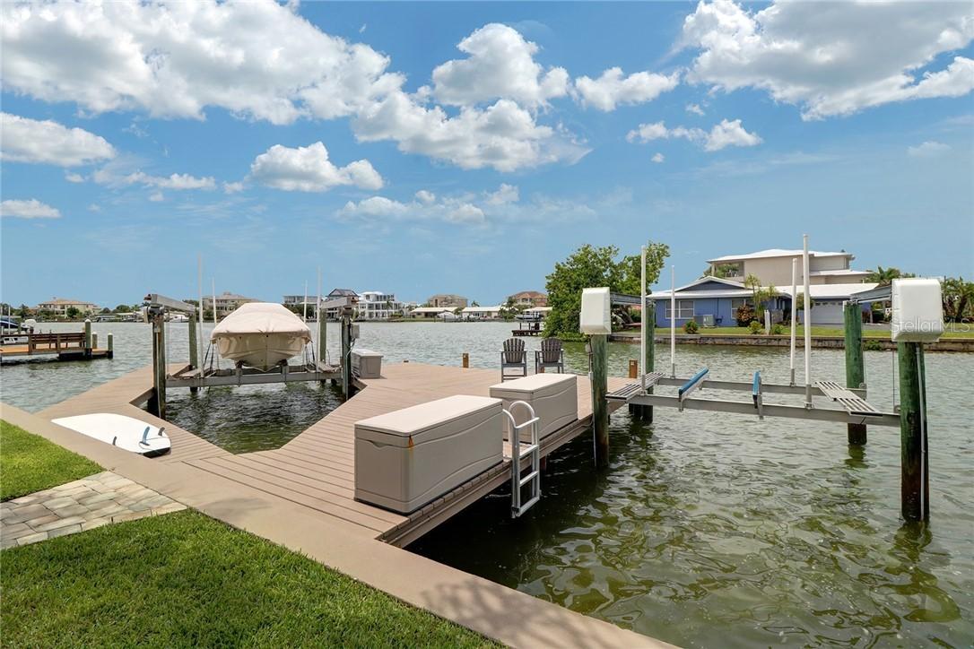 400 Harborview Ln., Largo, FL 33770