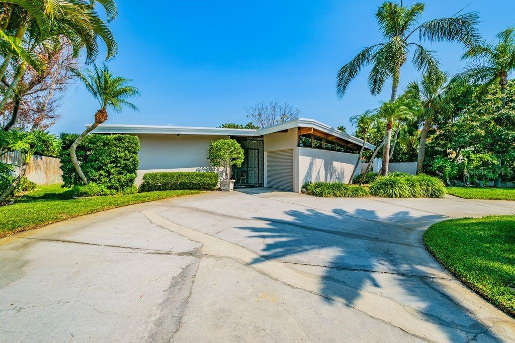 32 Dolphin Dr., Treasure Island, FL 33706