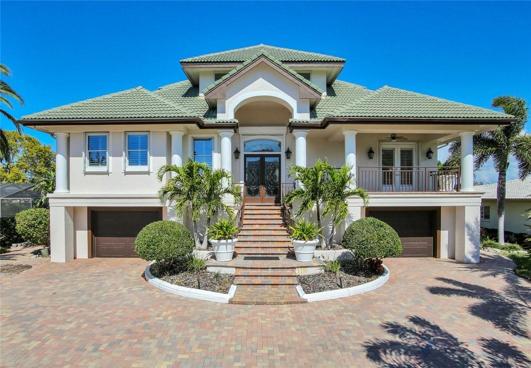 908 Oakwood Dr., Largo, FL 33770