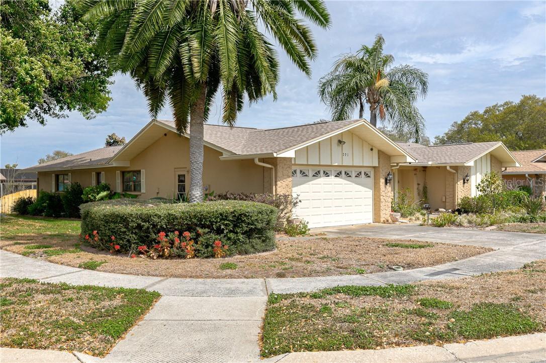 201 Meadowcross Dr., Safety Harbor, FL 34695