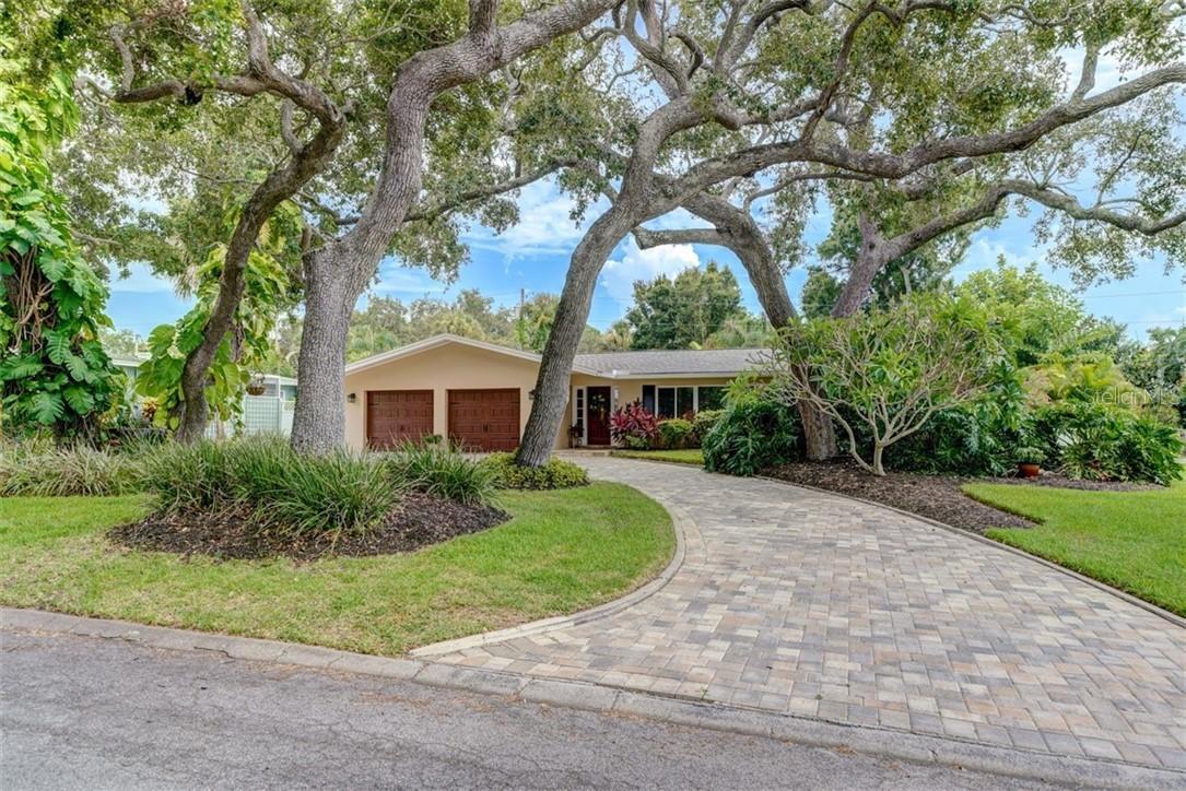 807 Royal Dr., Largo, FL 33770