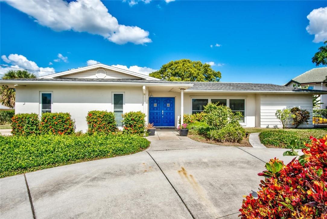 910 Oakwood Dr., Largo, FL 33770