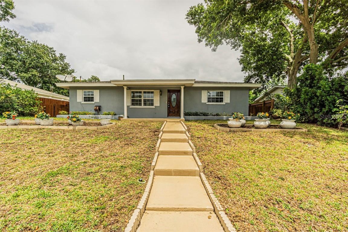 325 Twin Lake Dr., Largo, FL 33770