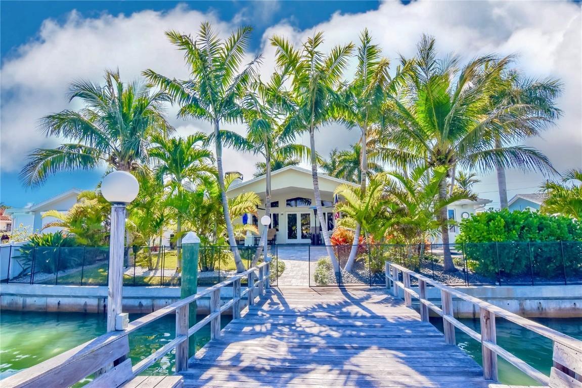 5679 Bayview Dr., Seminole, FL 33772