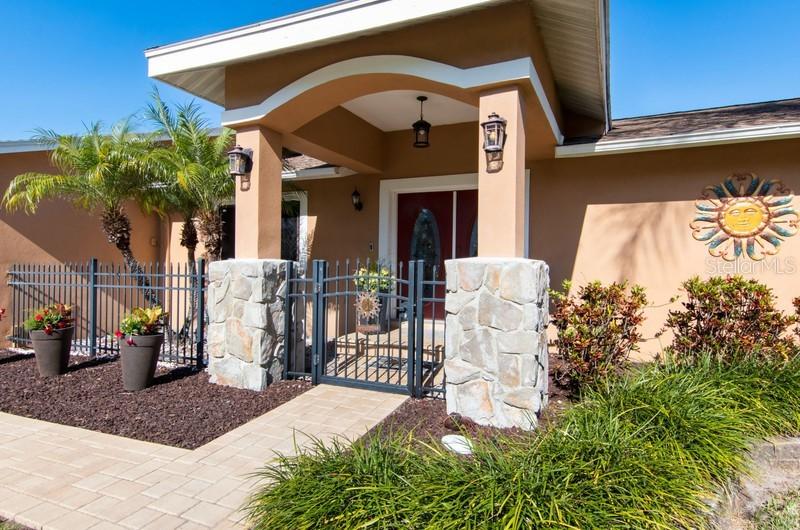 5916 Oakhurst Dr., Seminole, FL 33772