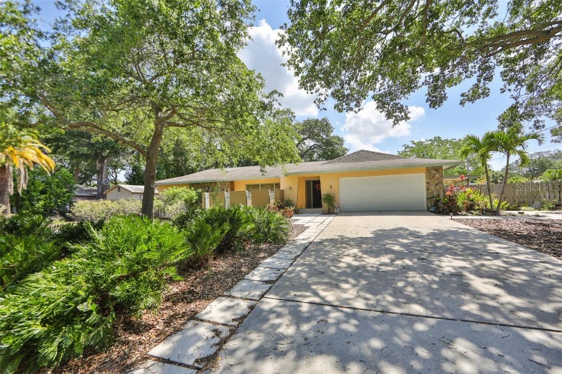 701 Bluff View Dr., Belleair Bluffs, FL 33770