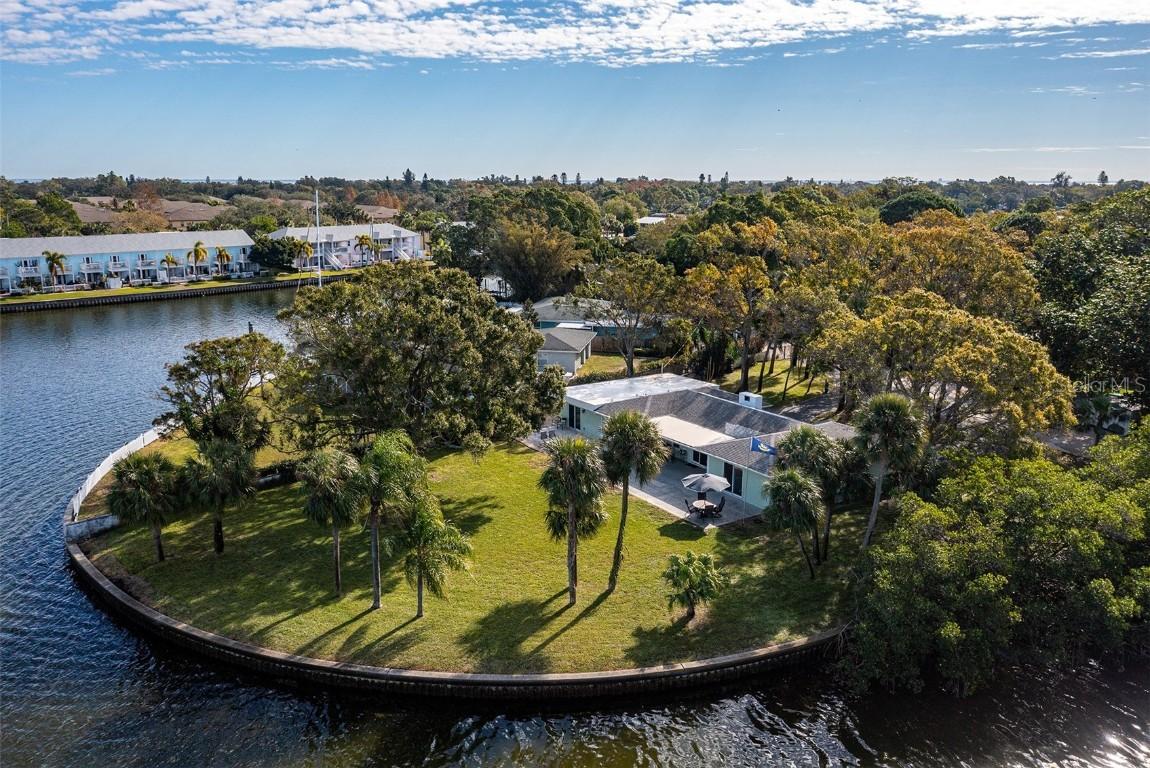 2 Sea Ln., St Petersburg, FL 33705