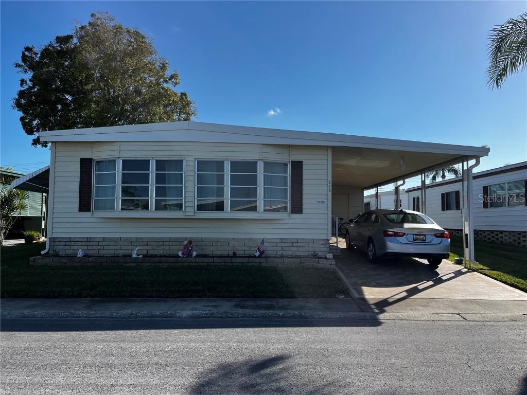 215 Red Maple Dr., Palm Harbor, FL 34684