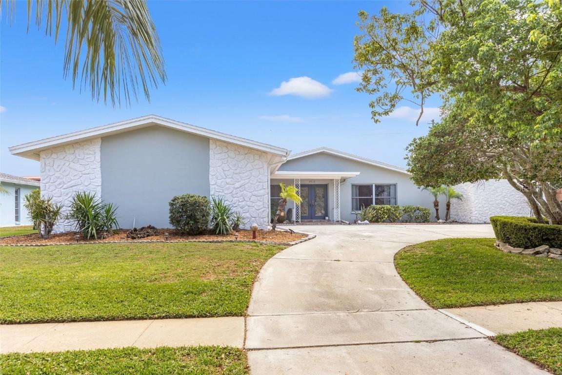 9519 Commodore Dr., Seminole, FL 33776