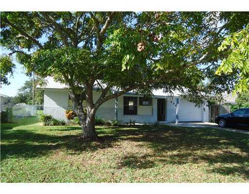 696 Mary St., Edgewater, FL 32132