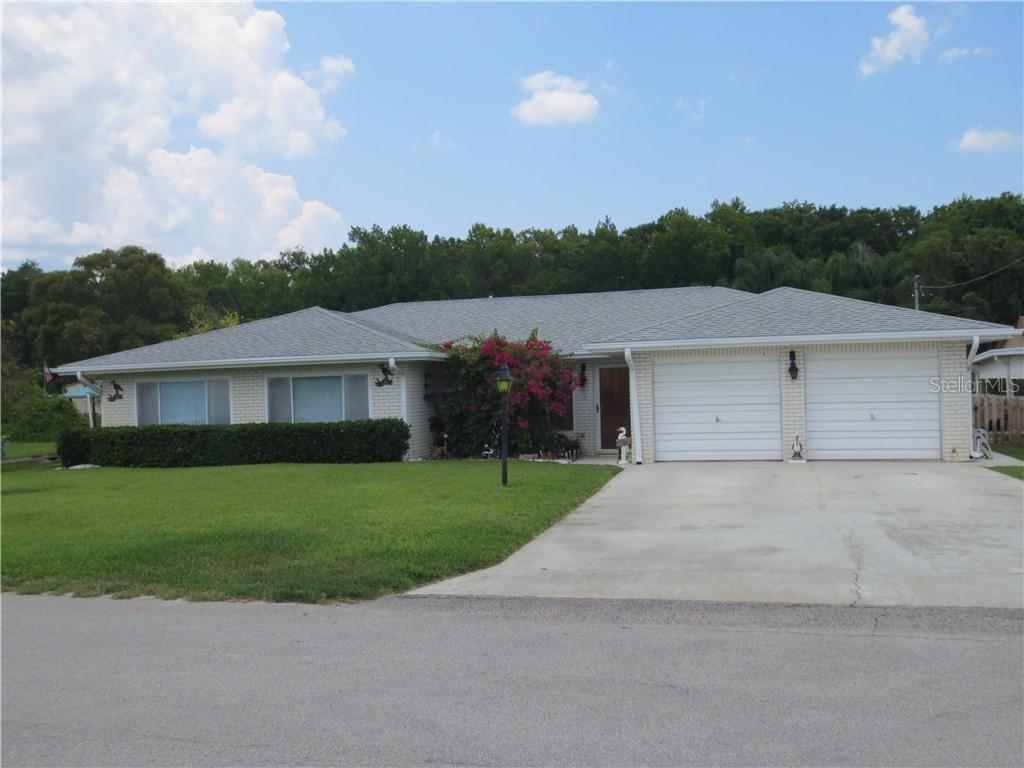 1608 Paradise Ln., Astor, FL 32102