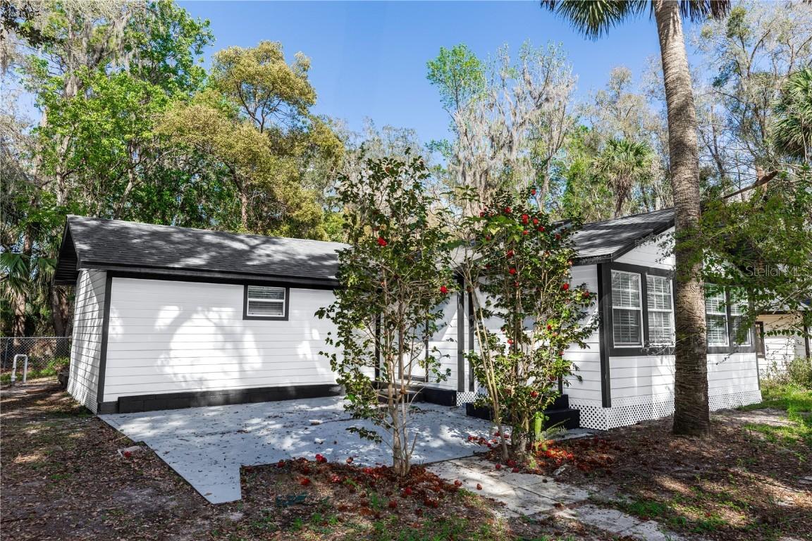 387 Paradise Dr., Deland, FL 32720
