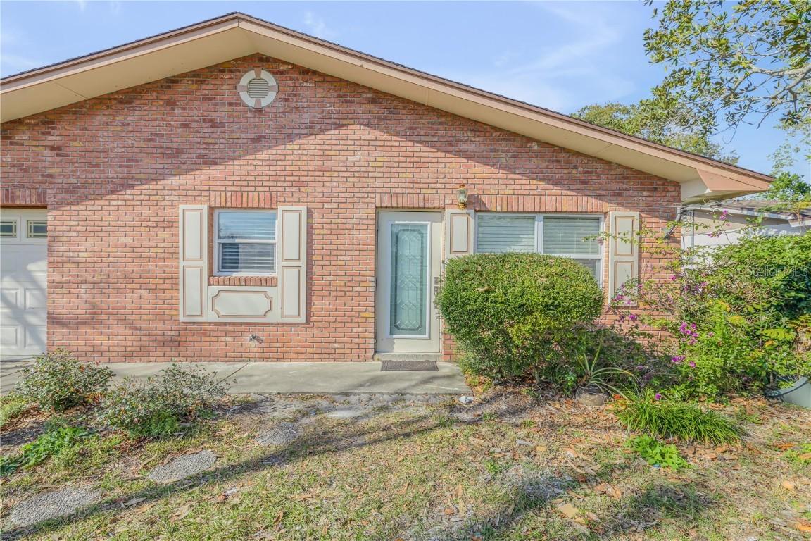 564 Cambridge Cir., South Daytona, FL 32119