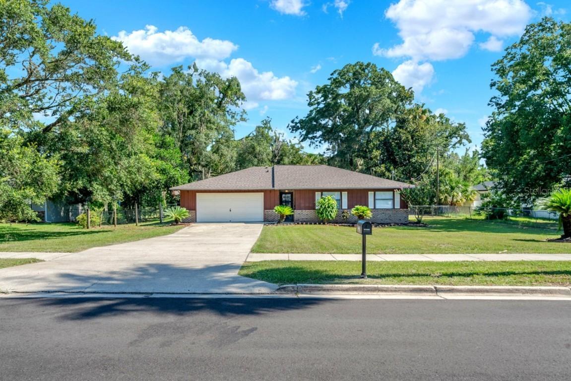 225 W Retta St., De Leon Springs, FL 32130