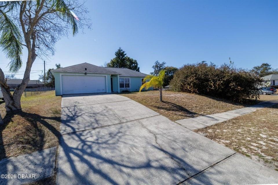 152 Larchmont Dr., Deltona, FL 32738