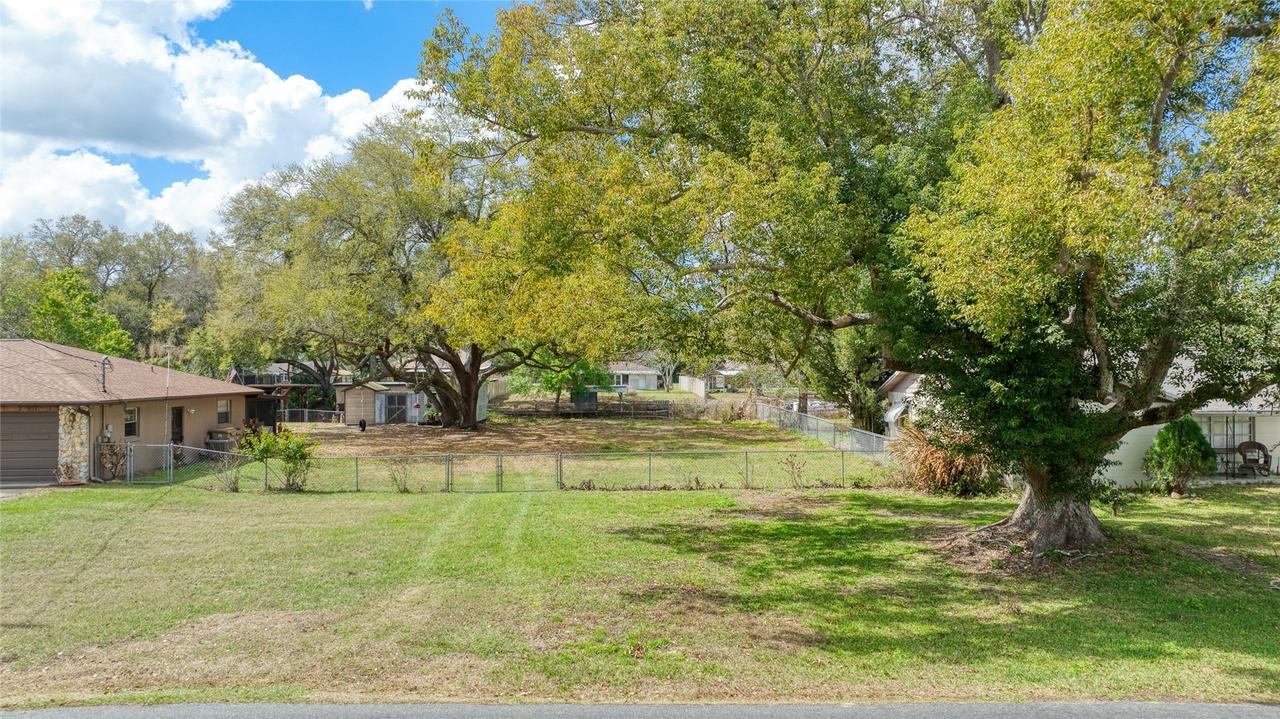 27727 Lois Dr., Tavares, FL 32778