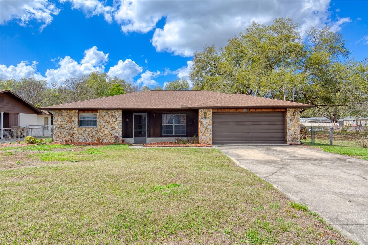 27727 Lois Dr., Tavares, FL 32778