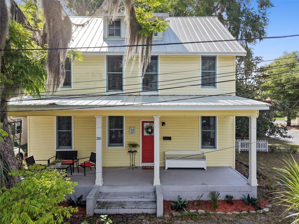 318 N Colonial Ct., Deland, FL 32720