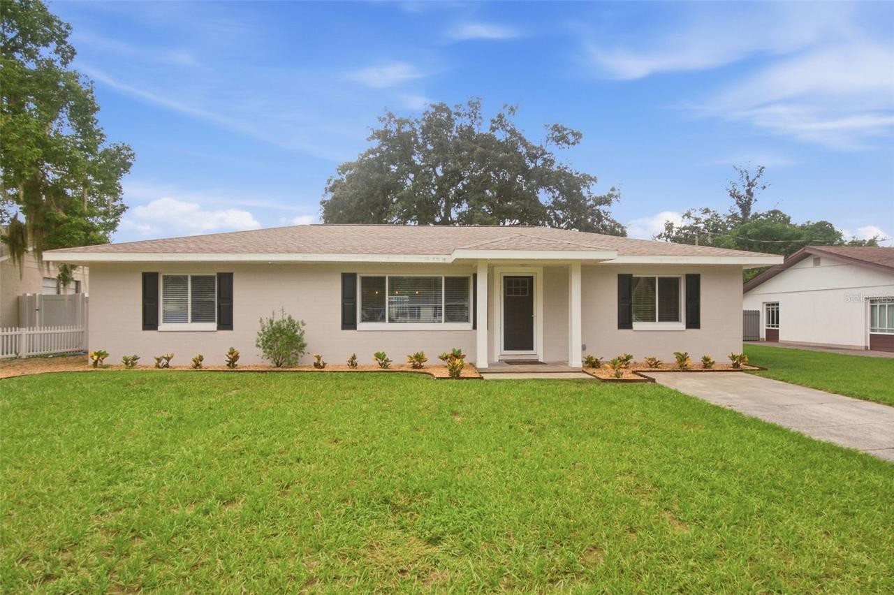 930 Dora Ave., Tavares, FL 32778