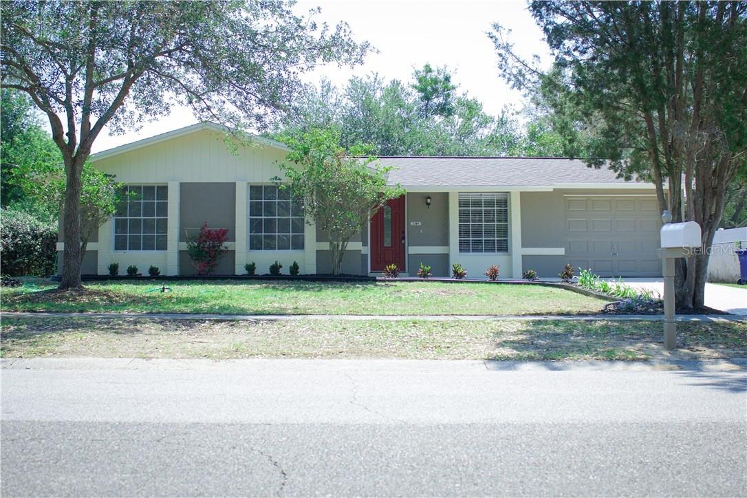2304 Selkirk St., Valrico, FL 33594