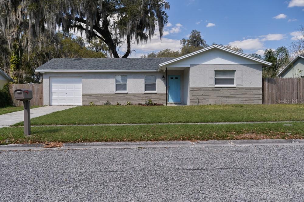 558 Robin Hill Cir., Brandon, FL 33510