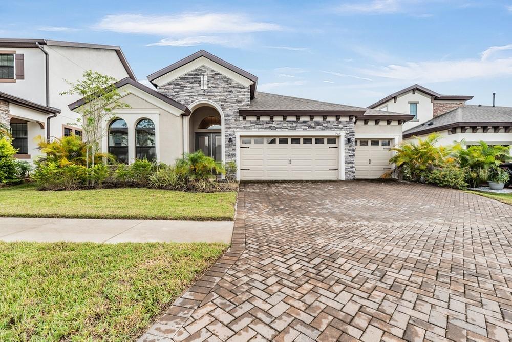 907 Grand Cresta Ave., Brandon, FL 33511