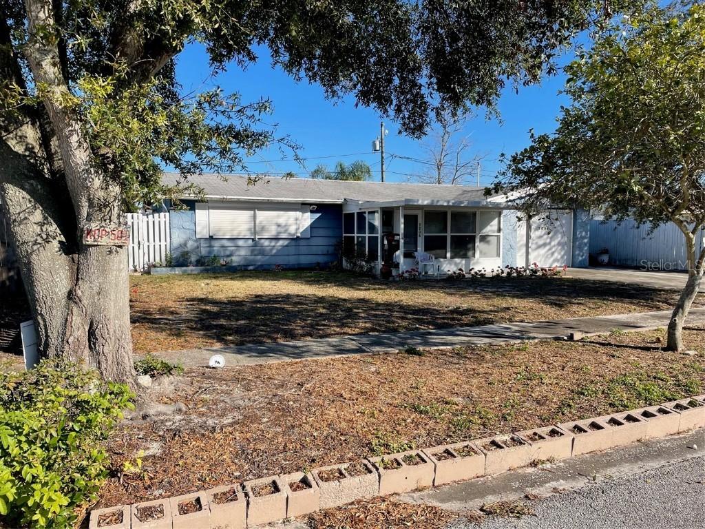 1206 Tamarac Dr., Holiday, FL 34690