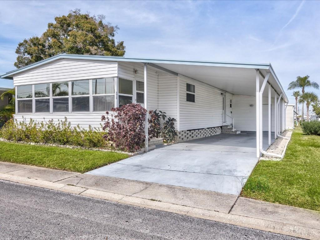 228 Red Oak Dr., Palm Harbor, FL 34684