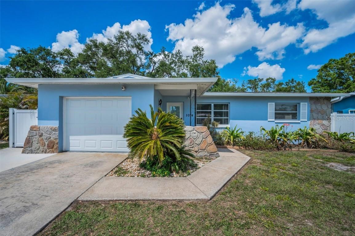 1074 Woodbrook Dr., Largo, FL 33770