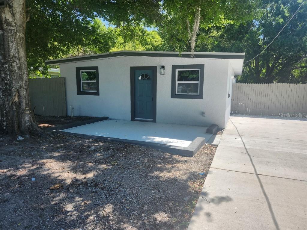 825 Lincoln Ave., Tarpon Springs, FL 34689