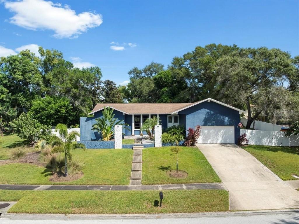 995 Rolling Hills Dr., Palm Harbor, FL 34683