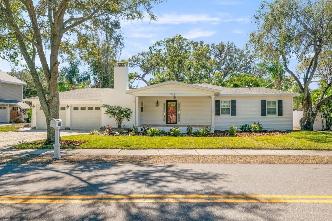 719 Riverside Dr., Tarpon Springs, FL 34689
